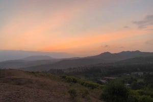キングストン・アジアとキリマモトでの火山クレーターハイキング