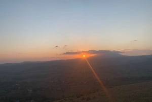 キングストン・アジアとキリマモトでの火山クレーターハイキング