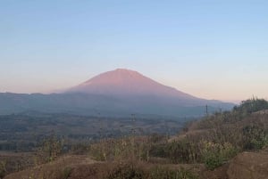 キングストン・アジアとキリマモトでの火山クレーターハイキング