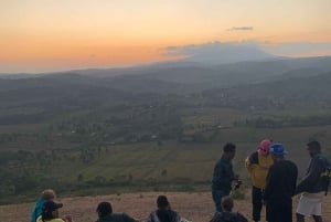 キングストン・アジアとキリマモトでの火山クレーターハイキング