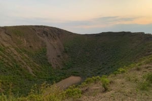キングストン・アジアとキリマモトでの火山クレーターハイキング