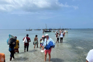 Safari na Zanzibarze na łodzi typu dhow i spacer po piaszczystej łasze z lunchem
