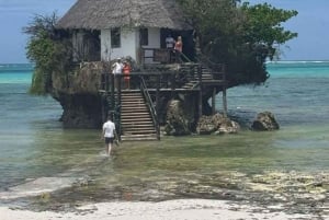 SANSIBAR: Snorklaus sinisessä laguunissa, meritähtiä ja Rock-ravintola