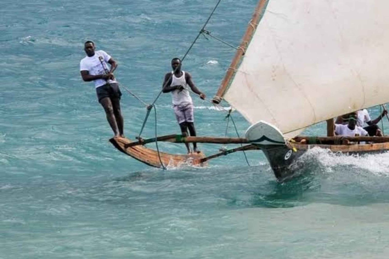 Stone Town, The Rock Restaurant, bosque de Jozani y cueva de Salam