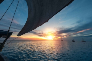 Zanzibar City: tour in barca a vela al tramonto con snack e bevande