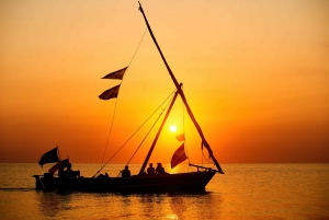 Zanzibar City: tour in barca a vela al tramonto con snack e bevande