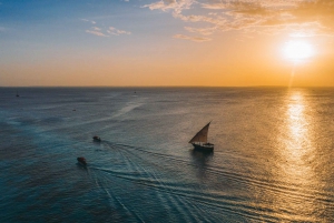 Zanzibar City: tour in barca a vela al tramonto con snack e bevande