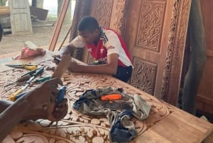 Zanzibar : fabrication de portes et de boutres, vie de village et déjeuner swahili