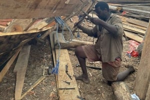 Zanzibar : fabrication de portes et de boutres, vie de village et déjeuner swahili