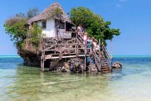 ザンジバル：ジョザニの森、クザの洞窟、ロックレストランのツアーをご案内いたします