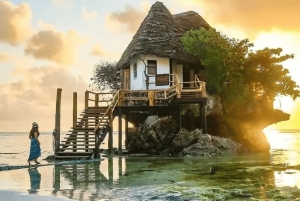 Sansibar: Lounas The Rock -ravintolassa ja Kuza-luola-retki