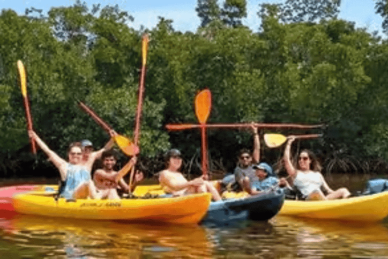 ザンジバル：マングローブでカヤック＆村訪問ツアー（フルーツ付き）