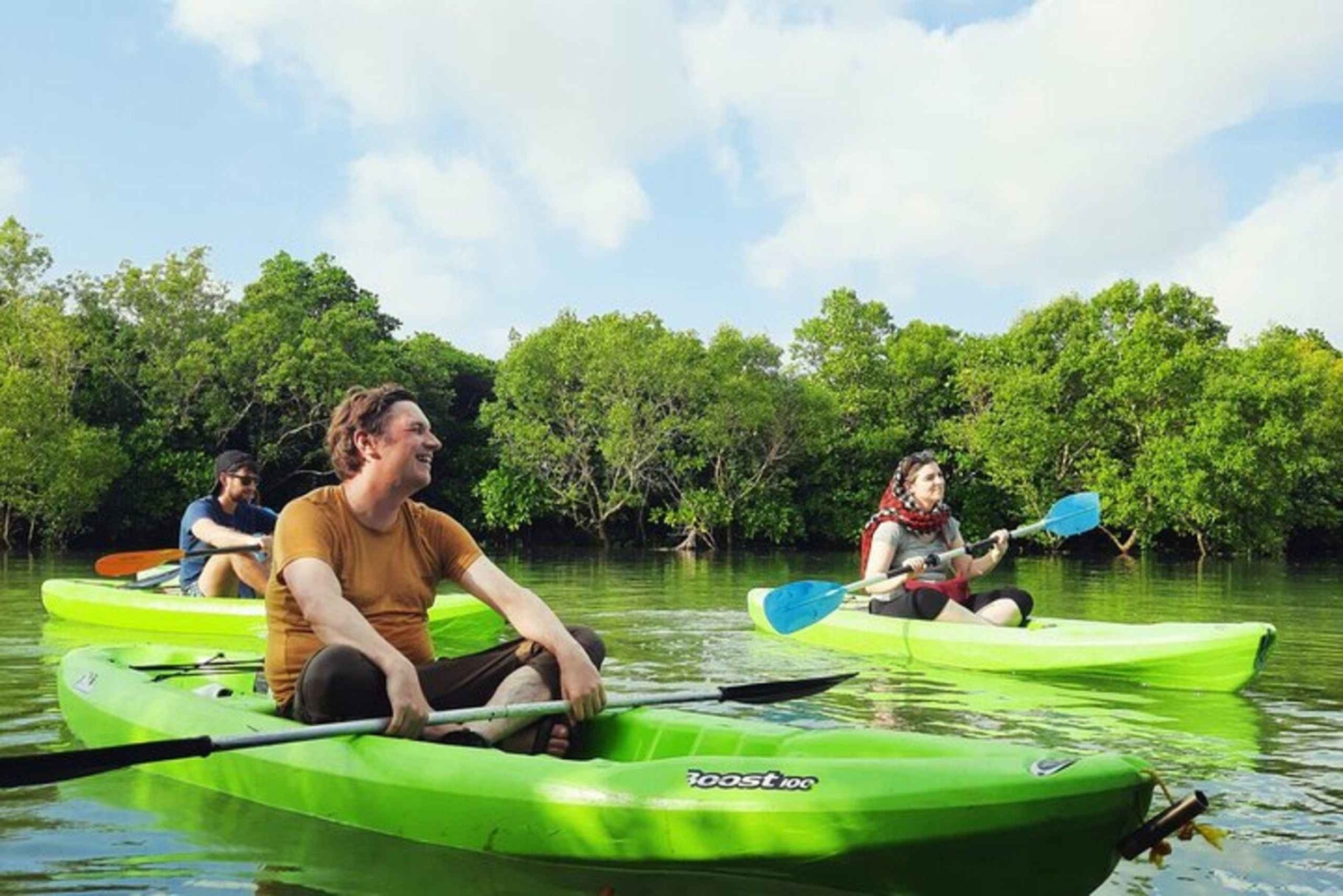 ザンジバル：マングローブでカヤック＆村訪問ツアー（フルーツ付き）