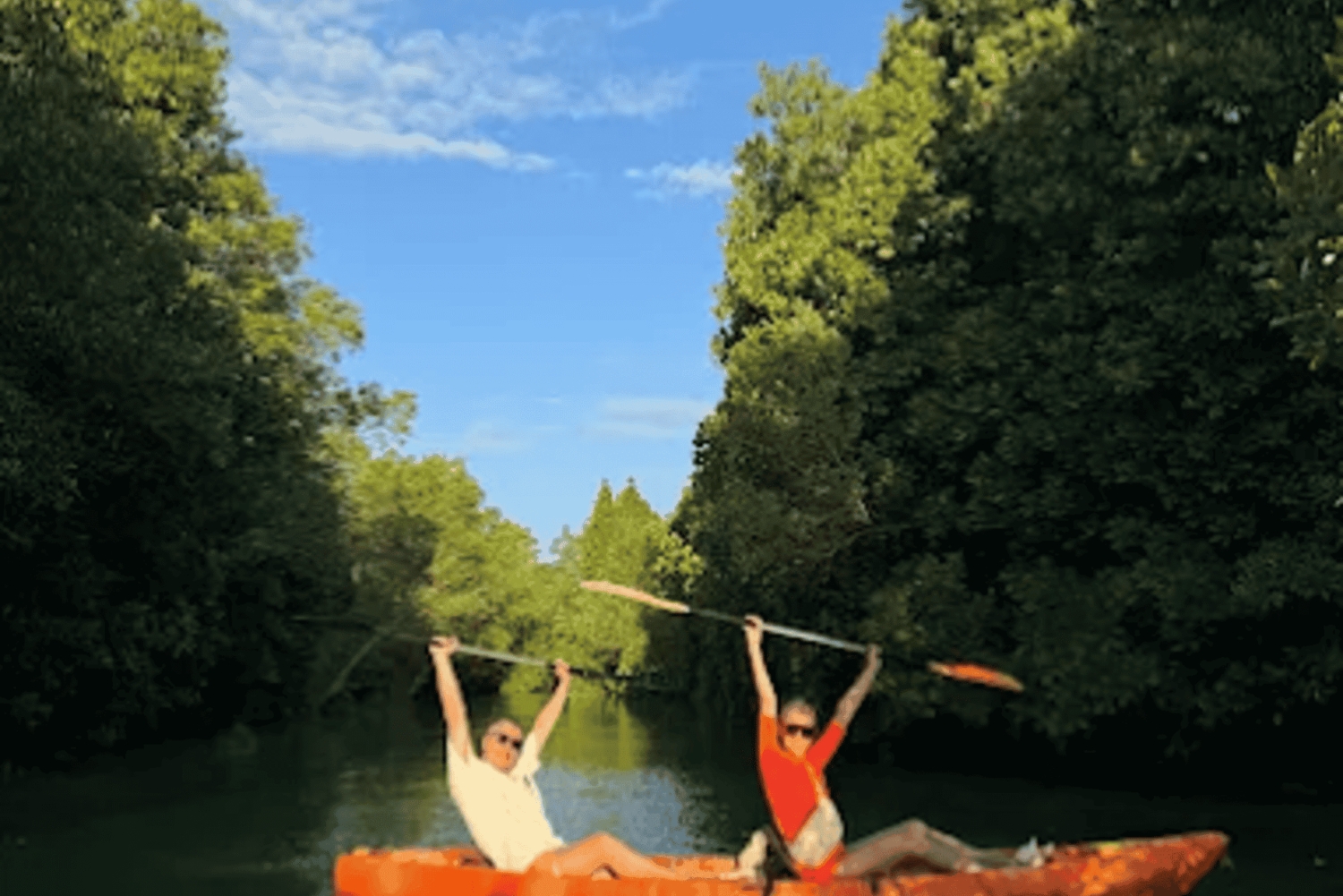 ザンジバル：マングローブでカヤック＆村訪問ツアー（フルーツ付き）