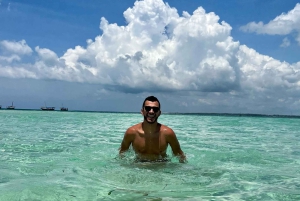 Zanzibar : île de Mnemba, baignade des tortues à la plage de Kendwa