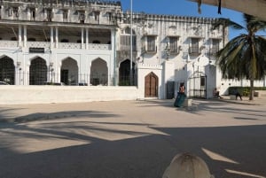 SANSIBAR: Kivikaupunki ja maustefarmi