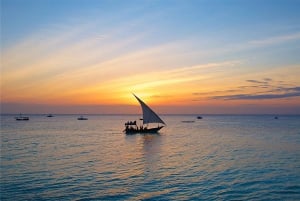 Zanzibar: crociera al tramonto a Nungwi con ristorazione