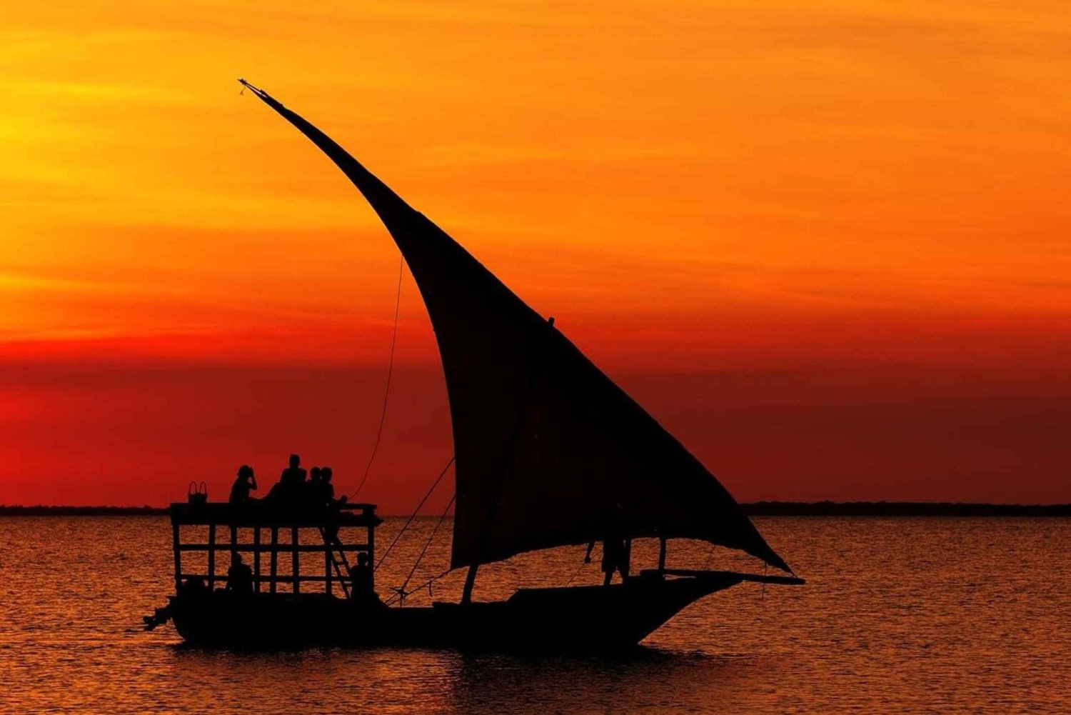 Zanzibar: Passeio privado pela Cidade de Pedra e cruzeiro de dhow ao pôr do sol