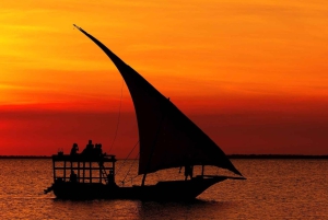 Zanzibar: Passeio privado pela Cidade de Pedra e cruzeiro de dhow ao pôr do sol