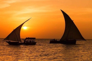 Zanzibar: Passeio privado pela Cidade de Pedra e cruzeiro de dhow ao pôr do sol