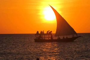 Zanzibar: Passeio privado pela Cidade de Pedra e cruzeiro de dhow ao pôr do sol