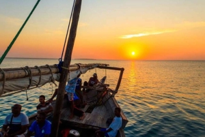 Zanzibar: Passeio privado pela Cidade de Pedra e cruzeiro de dhow ao pôr do sol