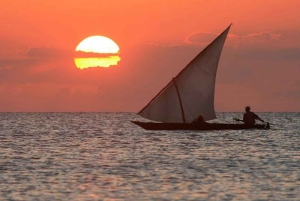Zanzibar: Passeio privado pela Cidade de Pedra e cruzeiro de dhow ao pôr do sol
