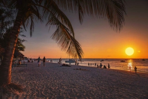 Zanzibar: Passeio privado pela Cidade de Pedra e cruzeiro de dhow ao pôr do sol