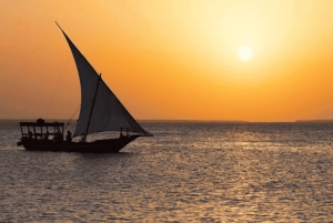 Zanzibar: prywatny rejs o zachodzie słońca z tradycyjną muzyką