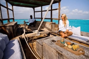 Zanzibar: prywatny rejs o zachodzie słońca z tradycyjną muzyką