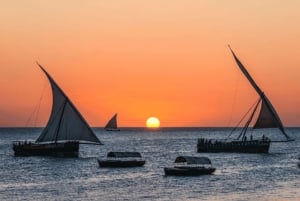 Zanzibar: prywatny rejs o zachodzie słońca z tradycyjną muzyką