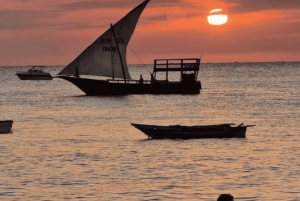 Zanzibar: prywatny rejs o zachodzie słońca z tradycyjną muzyką