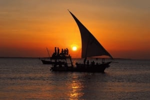 Zanzibar: prywatny rejs o zachodzie słońca z tradycyjną muzyką