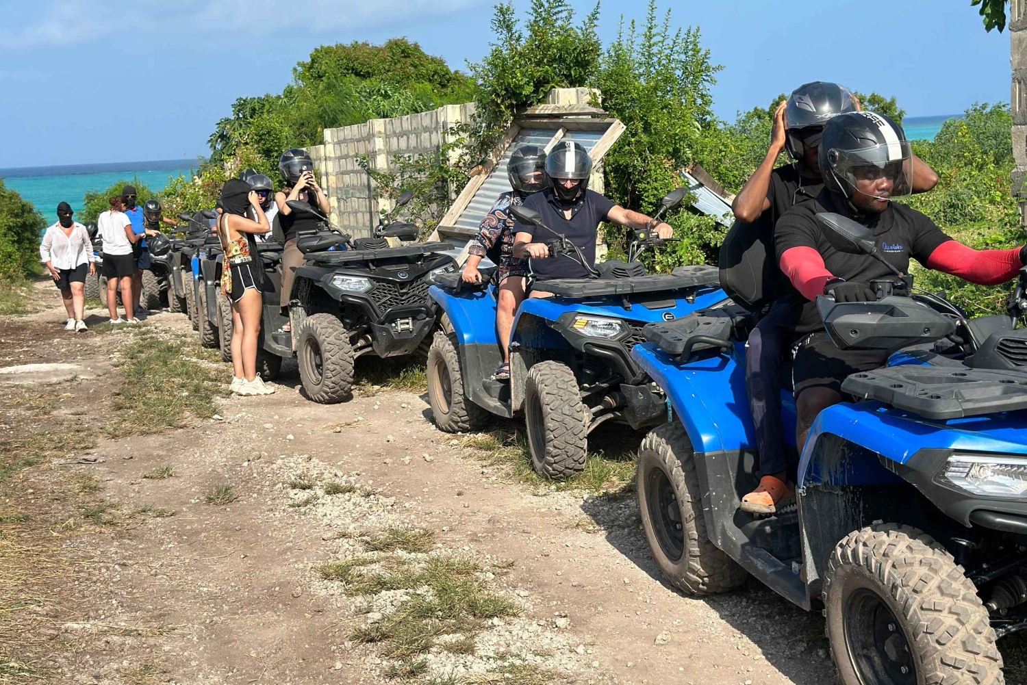 ザンジバル：サンセット付きクワッドバイクアドベンチャー（送迎付き）