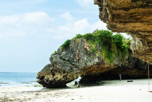 Sansibar : Secret Beach, Kuza-luola ja Jozani kuljetuksineen.