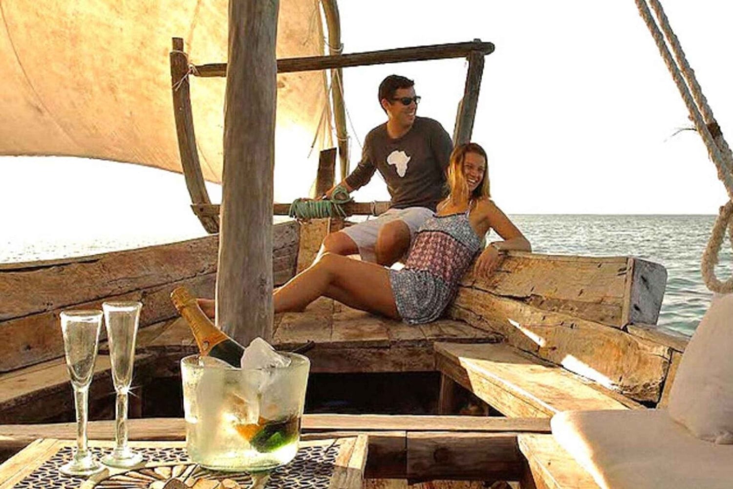 Zanzíbar: crucero compartido en dhow al atardecer con música y aperitivos