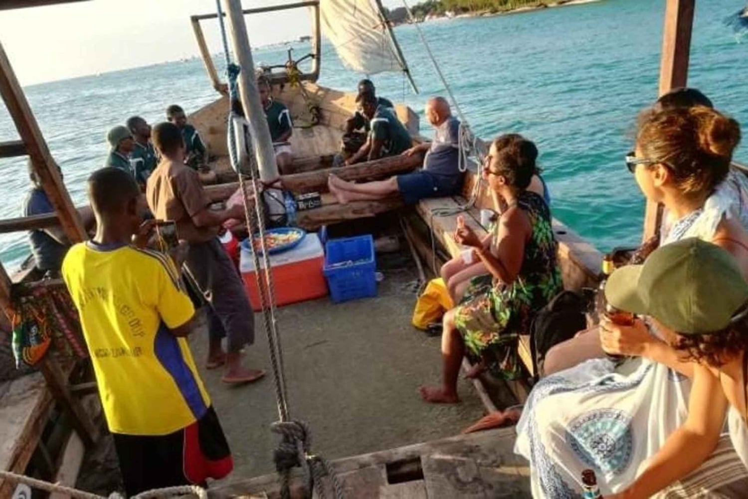 Zanzíbar: crucero compartido en dhow al atardecer con música y aperitivos