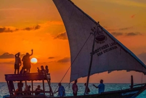 Zanzíbar: crucero compartido en dhow al atardecer con música y aperitivos