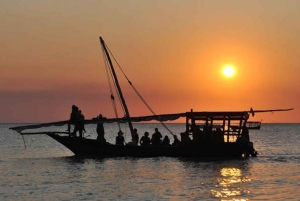 Zanzíbar: crucero compartido en dhow al atardecer con música y aperitivos