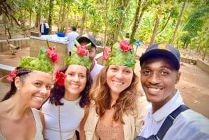 スパイスツアー、地元の学校訪問、プリズン島体験をご案内いたします。