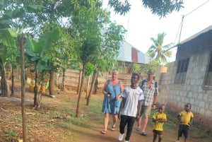 スパイスツアー、地元の学校訪問、プリズン島体験をご案内いたします。