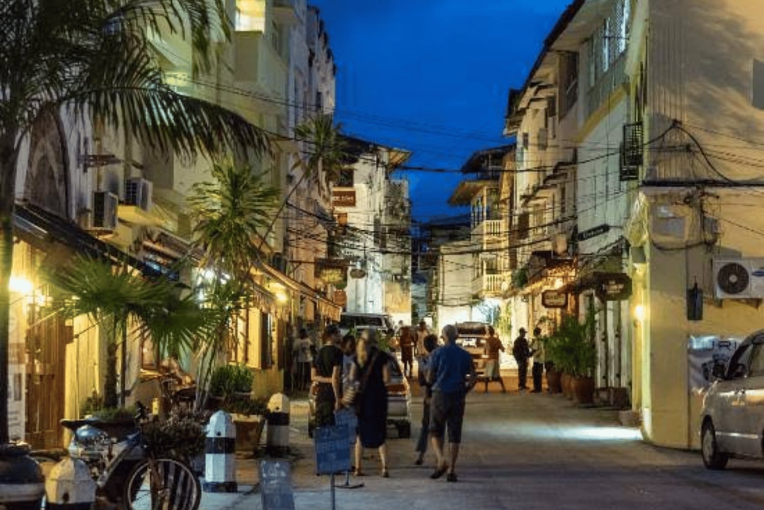 Zanzibar: Aventura noturna de tuk tuk pela magia de Stone Town