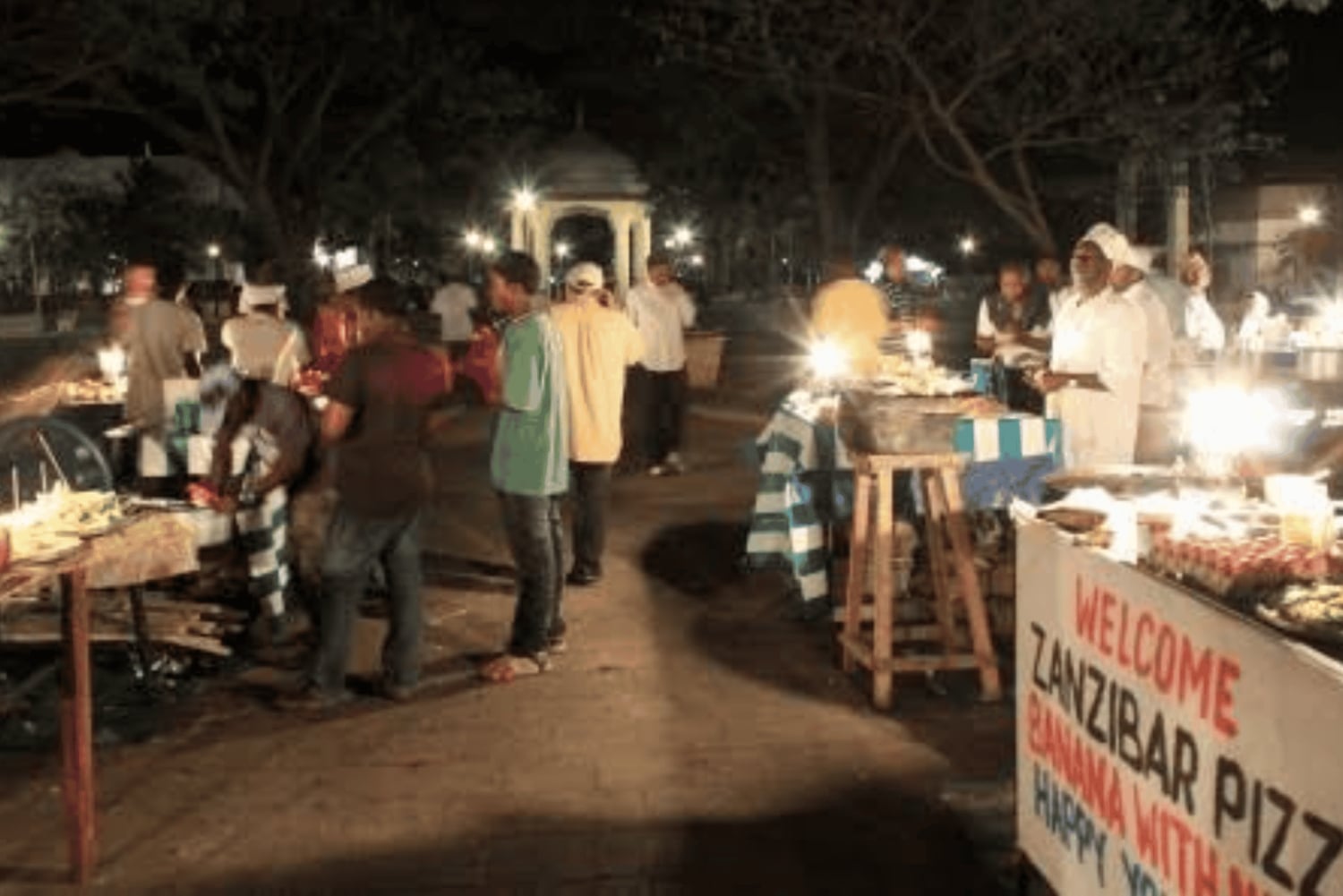 Zanzibar: Aventura noturna de tuk tuk pela magia de Stone Town