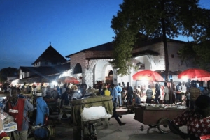 Zanzibar: Aventura noturna de tuk tuk pela magia de Stone Town