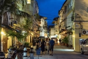 Zanzibar: Aventura noturna de tuk tuk pela magia de Stone Town