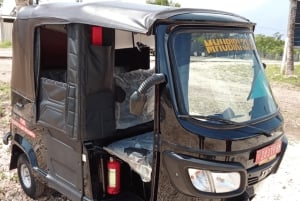 Zanzibar: Aventura noturna de tuk tuk pela magia de Stone Town