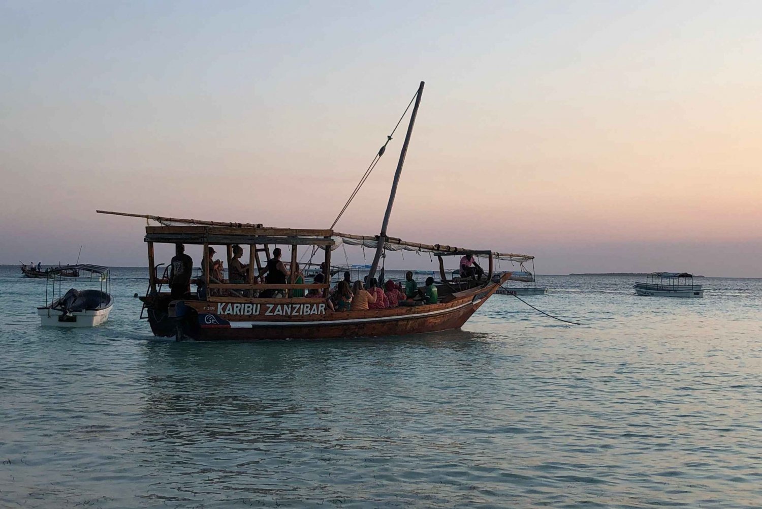 Zanzibar: Crociera al tramonto in Dhow a vela con prelievo