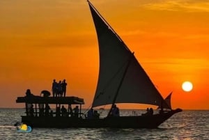 Sansibar: Dhow-Kreuzfahrt bei Sonnenuntergang mit traditionellem Tanz