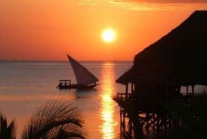 Sansibar: Dhow-Kreuzfahrt bei Sonnenuntergang mit traditionellem Tanz