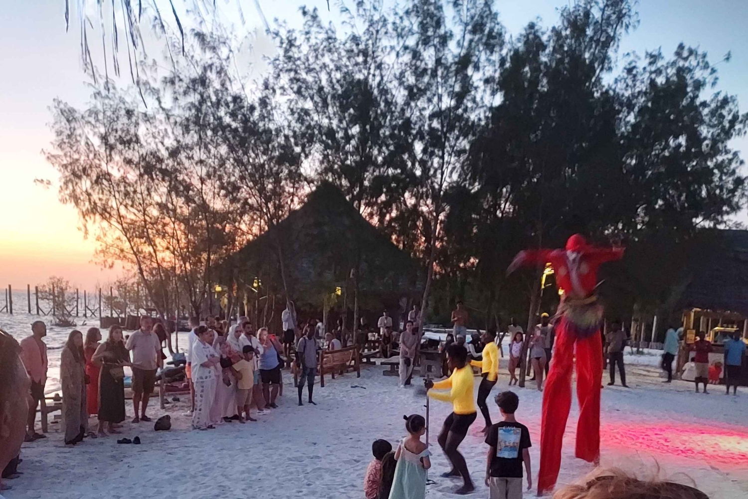 Zanzíbar: Fiesta en la playa Michamvi Kae al atardecer con traslado incluido.